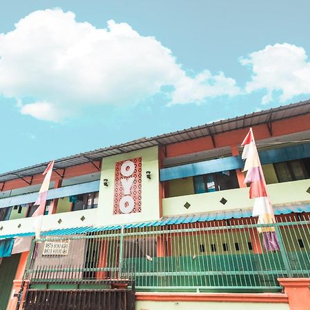 Oyo Living 1756 Amira Guest House Bekasi Eksteriør bilde