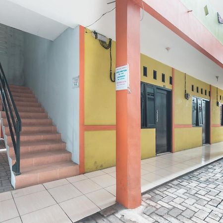 Oyo Living 1756 Amira Guest House Bekasi Eksteriør bilde