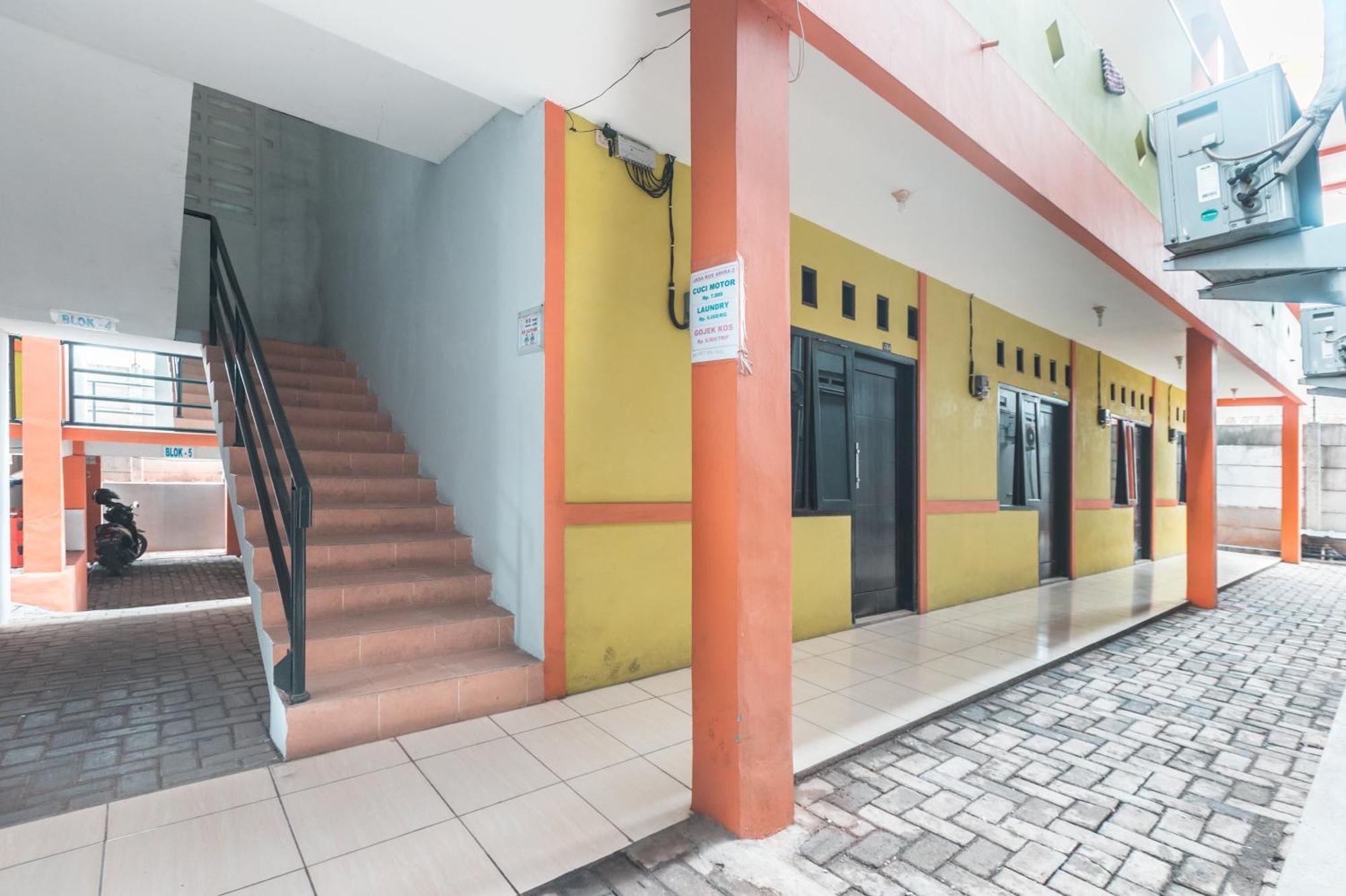 Oyo Living 1756 Amira Guest House Bekasi Eksteriør bilde