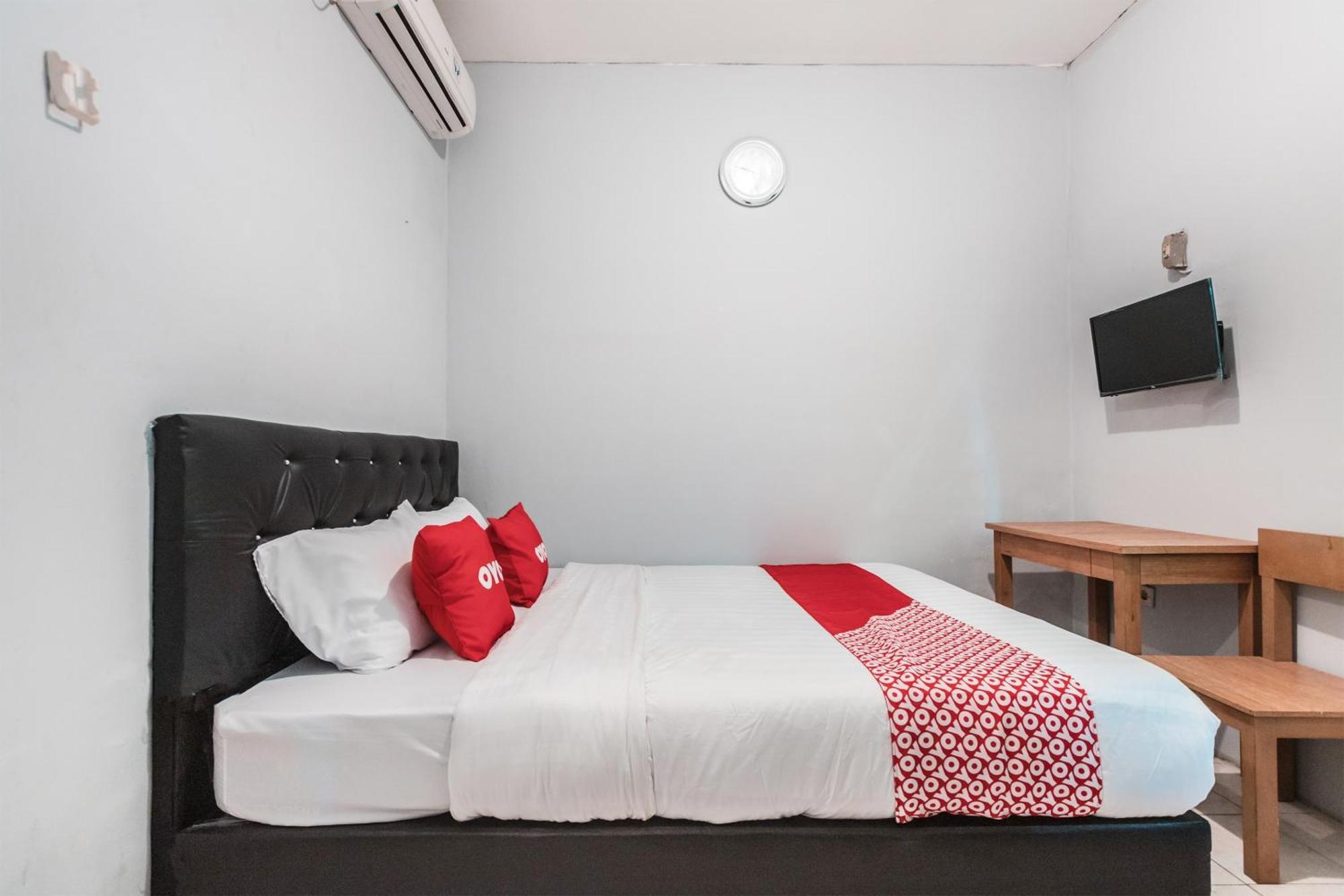 Oyo Living 1756 Amira Guest House Bekasi Eksteriør bilde